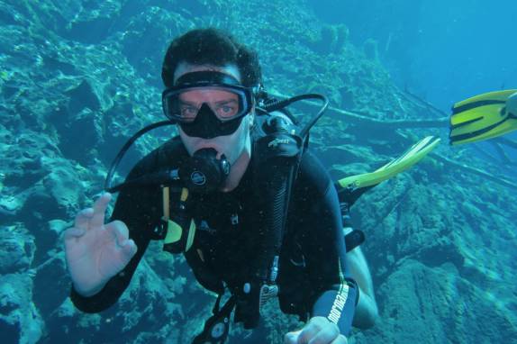 O Chico mergulha na Lagoa Misteriosa, em Bonito, no Mato Grosso do Sul